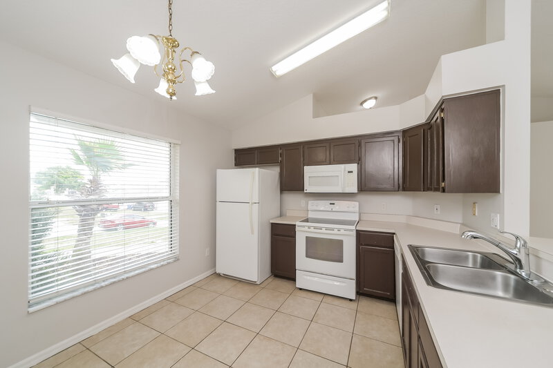 2,120/Mo, 918 Palm Forest Ln Minneola, FL 34715 Kitchen View 2