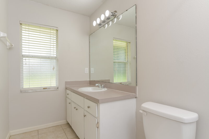 2,120/Mo, 918 Palm Forest Ln Minneola, FL 34715 Main Bathroom View