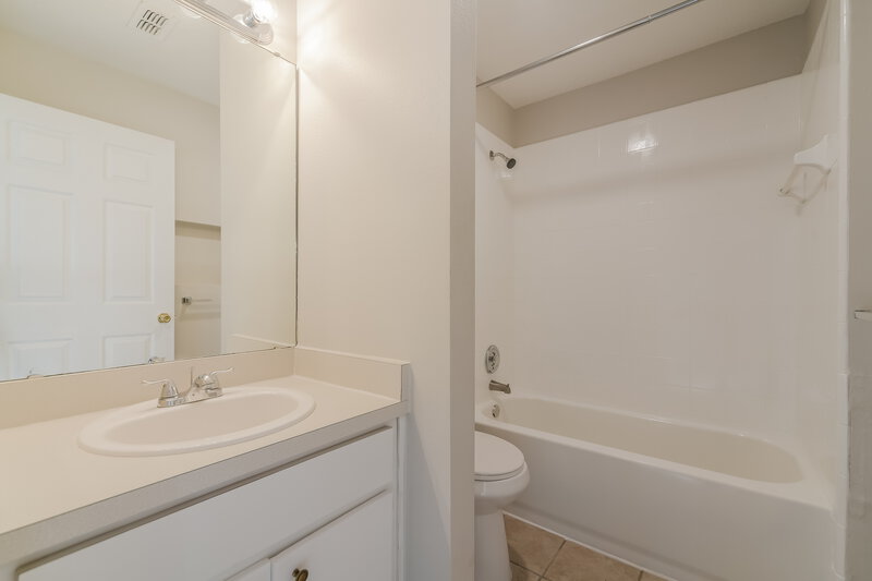 2,120/Mo, 918 Palm Forest Ln Minneola, FL 34715 Bathroom View