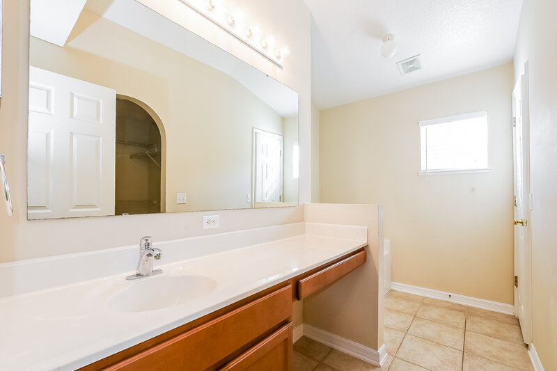 1,755/Mo, 5201 Silver Thistle Ln Saint Cloud, FL 34772 Main Bathroom View