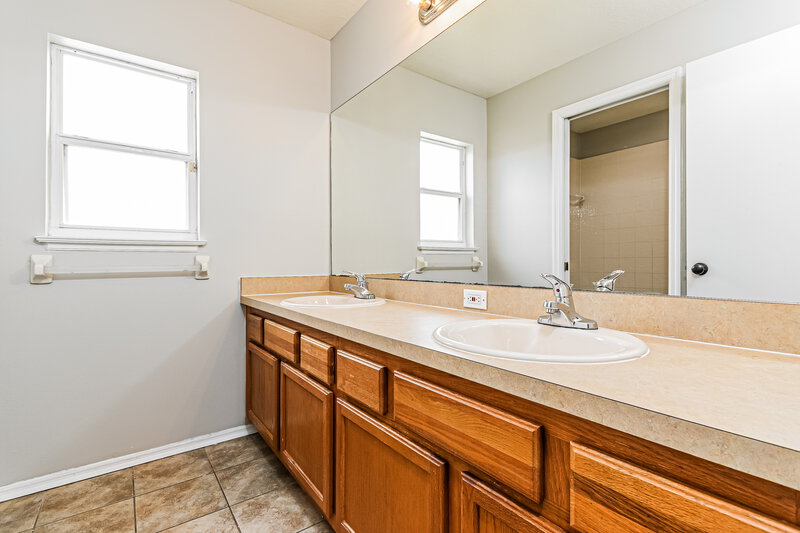 2,360/Mo, 1810 Meadow Pond Way Orlando, FL 32824 Main Bathroom View