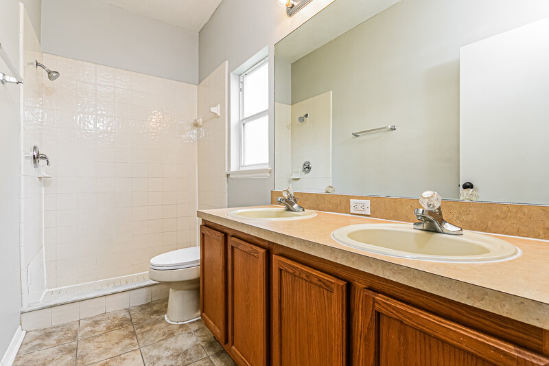 2,360/Mo, 1810 Meadow Pond Way Orlando, FL 32824 Bathroom View