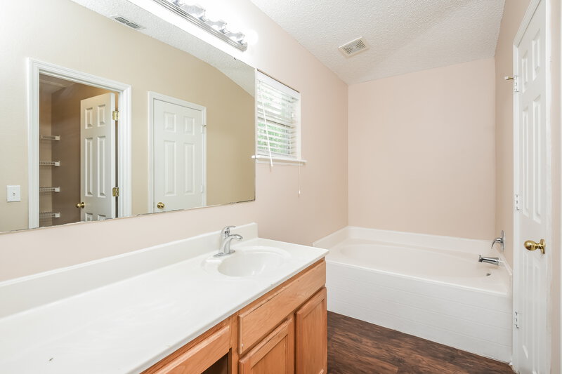 3,150/Mo, 1839 Corner Meadow Cir Orlando, FL 32820 Main Bathroom View