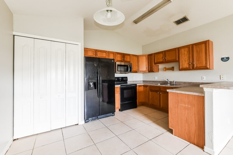 1,895/Mo, 2728 Regency Oak Ln Orlando, FL 32833 Kitchen View 2