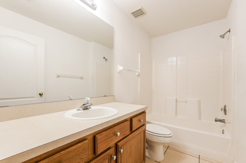 1,895/Mo, 2728 Regency Oak Ln Orlando, FL 32833 Main Bathroom View