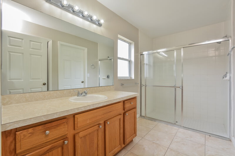 2,350/Mo, 12020 Woodglen Cir Clermont, FL 34711 Main Bathroom View