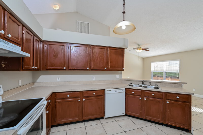 2,495/Mo, 30 N Cervidae Dr Apopka, FL 32703 Kitchen View 2