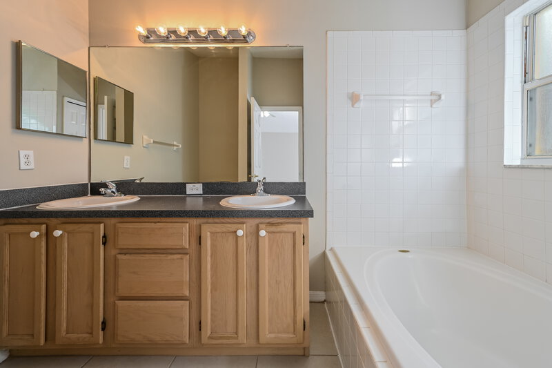 2,495/Mo, 30 N Cervidae Dr Apopka, FL 32703 Main Bathroom View 2