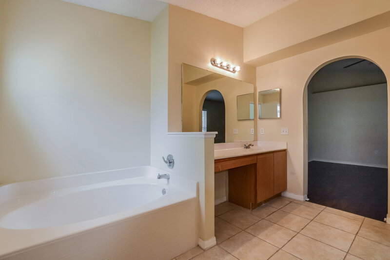 3,150/Mo, 792 Lake Doe Blvd Apopka, FL 32703 Main Bathroom View