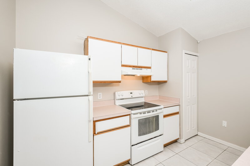 2,200/Mo, 7612 Fort Sumter Dr Orlando, FL 32822 Kitchen View