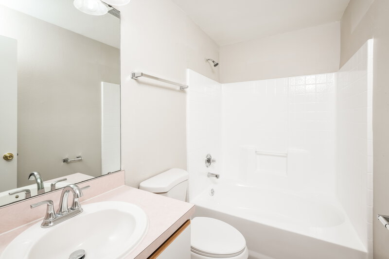 2,200/Mo, 7612 Fort Sumter Dr Orlando, FL 32822 Main Bathroom View