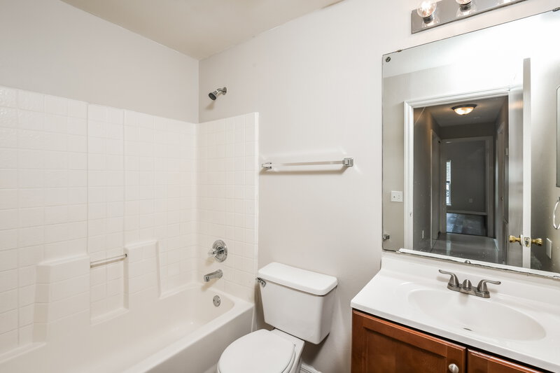 2,200/Mo, 7612 Fort Sumter Dr Orlando, FL 32822 Bathroom View