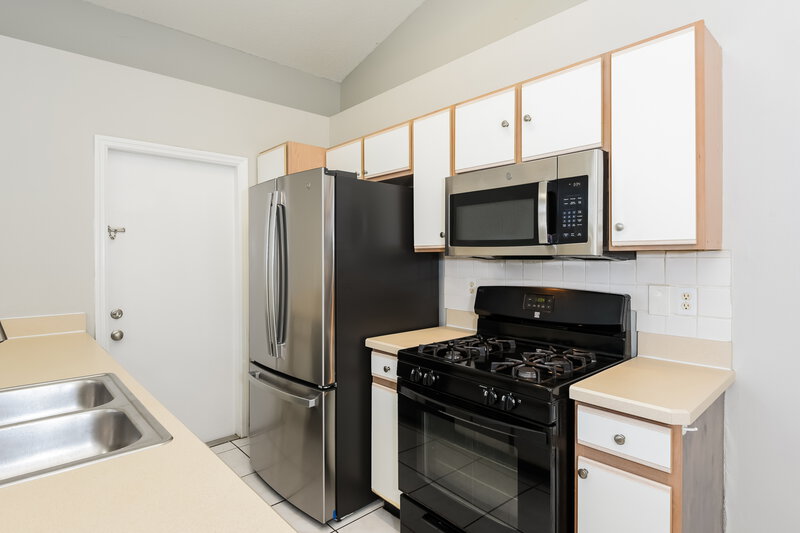 2,000/Mo, 3055 Pineda Dr Orlando, FL 32822 Kitchen View