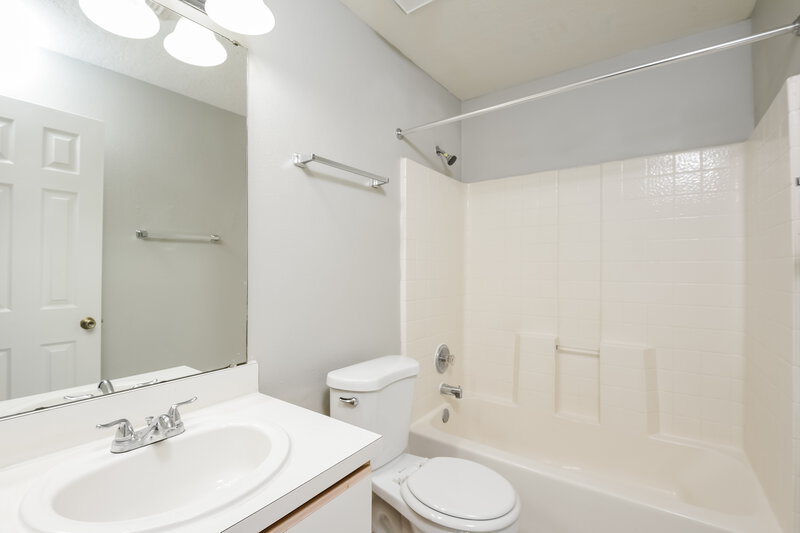 2,000/Mo, 3055 Pineda Dr Orlando, FL 32822 Main Bathroom View