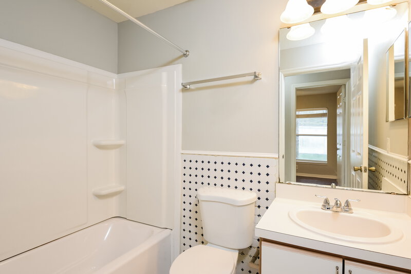 2,000/Mo, 3055 Pineda Dr Orlando, FL 32822 Bathroom View