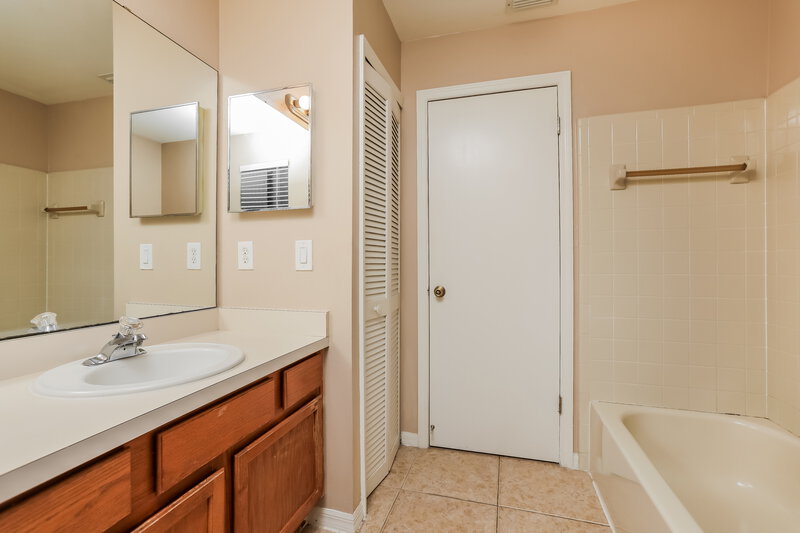 2,400/Mo, 1975 Piedmont Park Blvd Apopka, FL 32703 Bathroom View