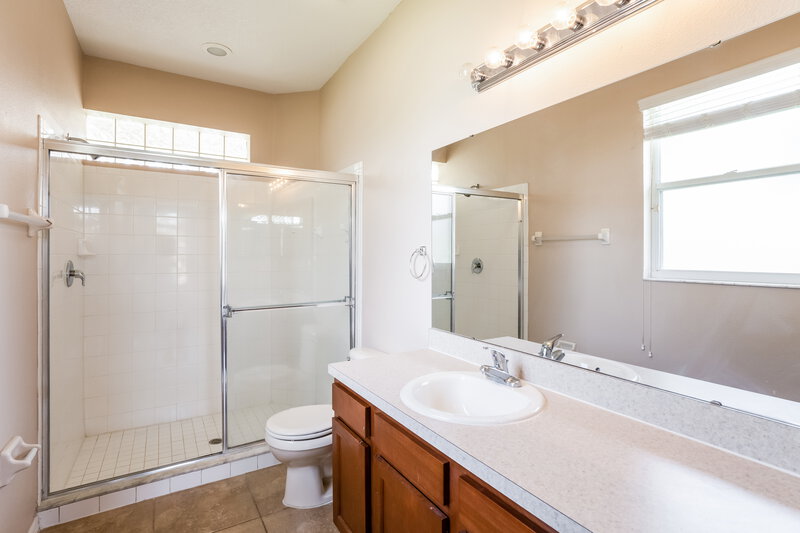2,820/Mo, 2944 Cedena Cove St Orlando, FL 32817 Main Bathroom View