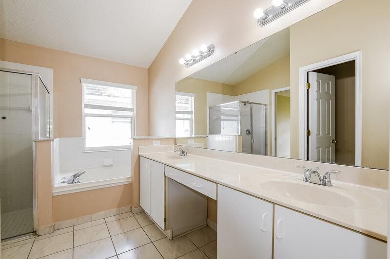 2,570/Mo, 3237 Harpers Ferry Ct Orlando, FL 32837 Main Bathroom View