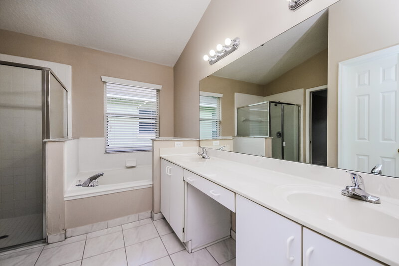 2,620/Mo, 3237 Harpers Ferry Ct Orlando, FL 32837 Main Bathroom View