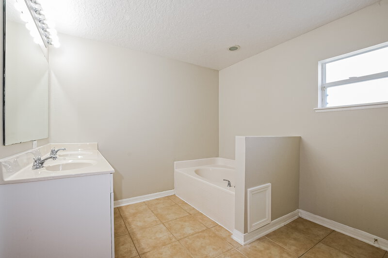 2,595/Mo, 744 Westcliffe Dr Winter Garden, FL 34787 Main Bathroom View