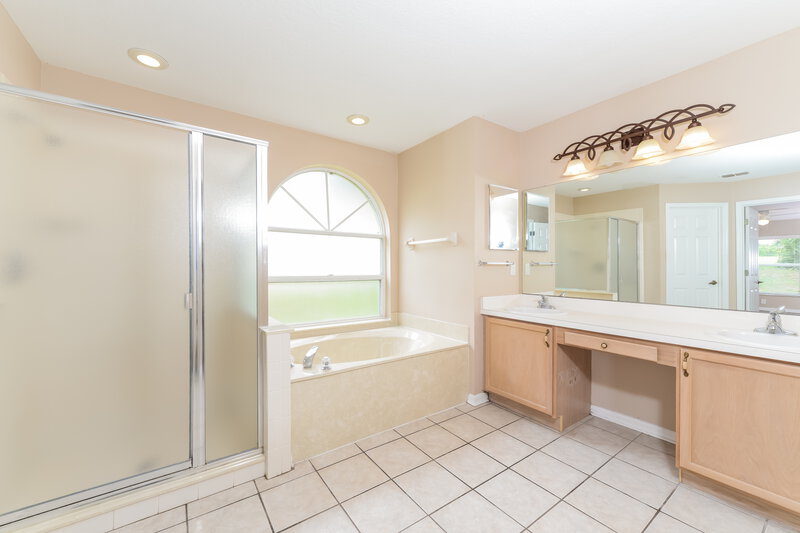2,515/Mo, 757 White Ivey Ct Apopka, FL 32712 Master Bathroom View