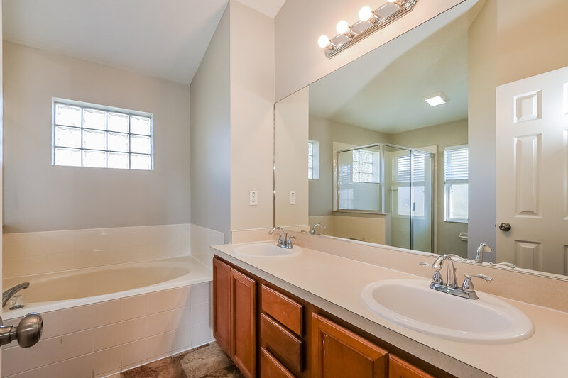 2,245/Mo, 232 Valley Edge Dr Minneola, FL 34715 Main Bathroom View