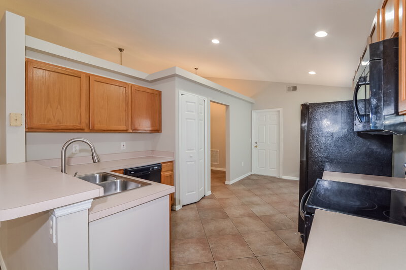 2,220/Mo, 10710 Wildlife Pl Orlando, FL 32825 Kitchen View 2