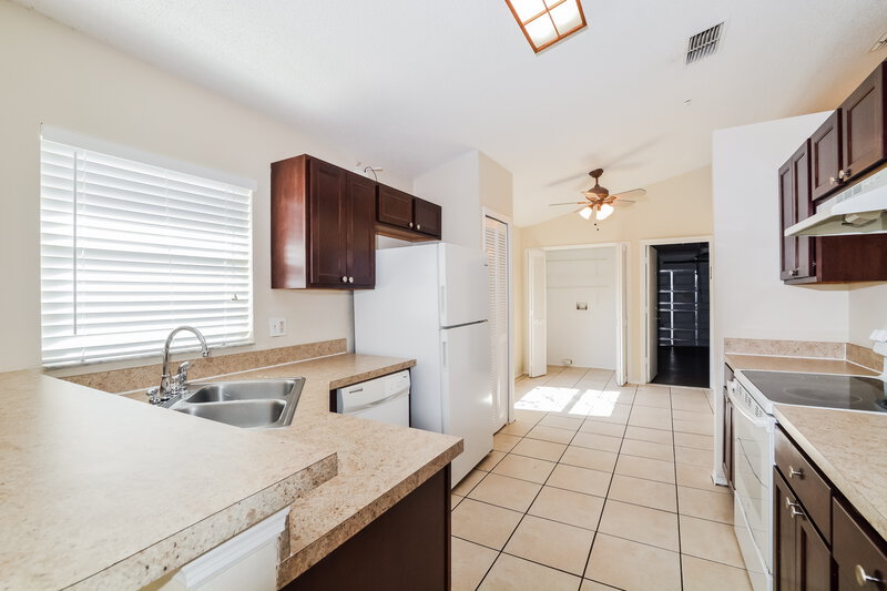 2,235/Mo, 601 Spinnaker Way Lake Mary, FL 32746 Kitchen View