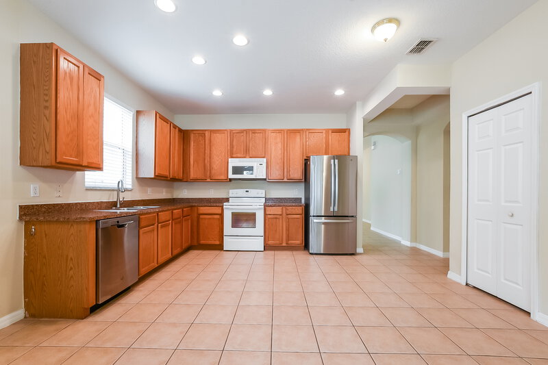 2,305/Mo, 14018 Mailer Blvd Orlando, FL 32828 Kitchen View 2