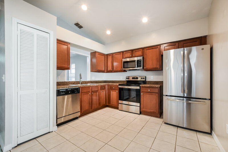 2,085/Mo, 1047 Eagles Forrest Drive Apopka, FL 32712 Kitchen View