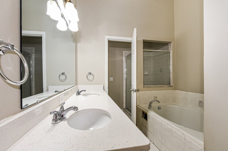 2,225/Mo, 4439 Brookdale Ct Orlando, FL 32826 Main Bathroom View