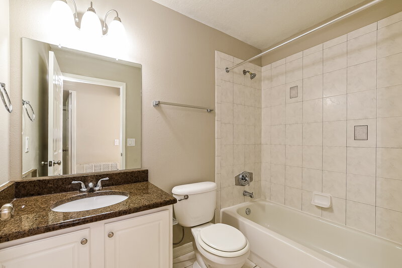 2,225/Mo, 4439 Brookdale Ct Orlando, FL 32826 Bathroom View