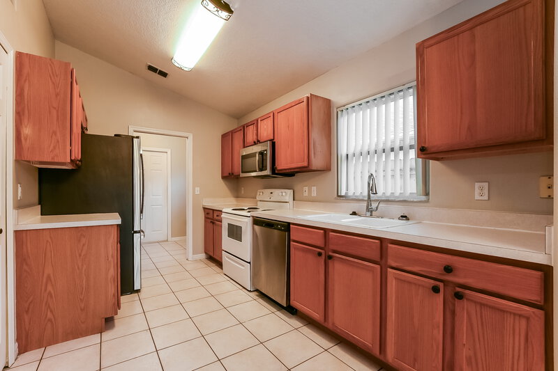 2,210/Mo, 330 Seville Pointe Ave Orlando, FL 32807 Kitchen View