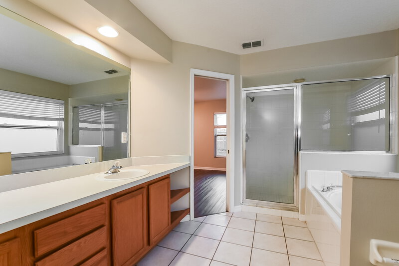 2,210/Mo, 330 Seville Pointe Ave Orlando, FL 32807 Main Bathroom View