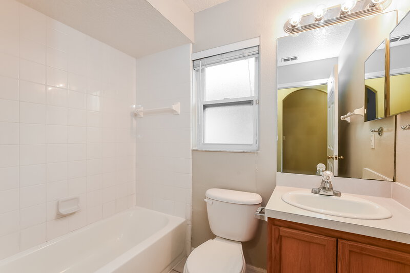 2,210/Mo, 330 Seville Pointe Ave Orlando, FL 32807 Bathroom View