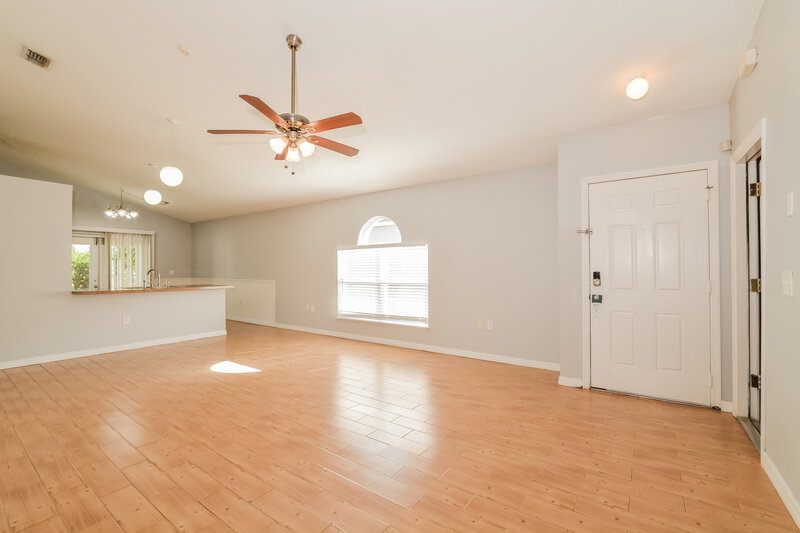 2,080/Mo, 6845 Ebans Bnd Orlando, FL 32807 Living Room View