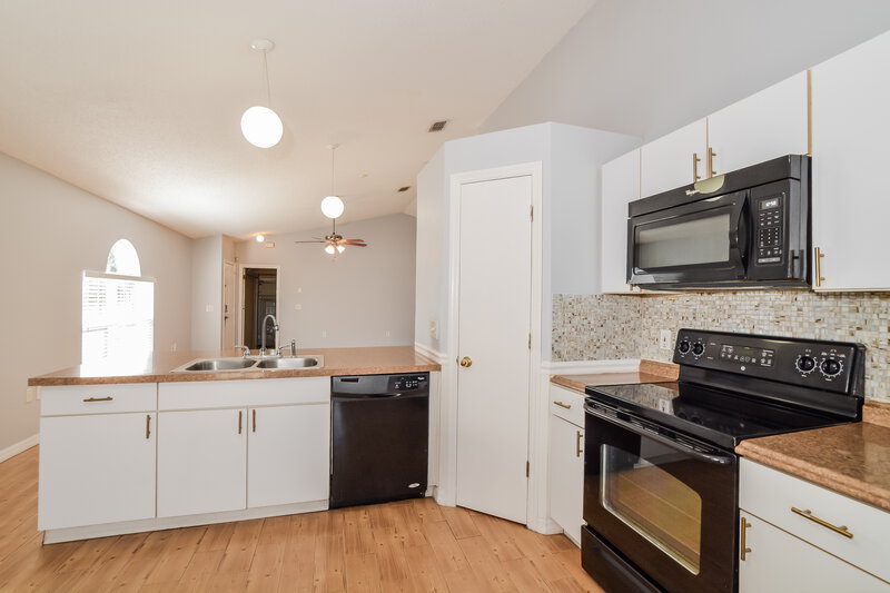 2,080/Mo, 6845 Ebans Bnd Orlando, FL 32807 Kitchen View