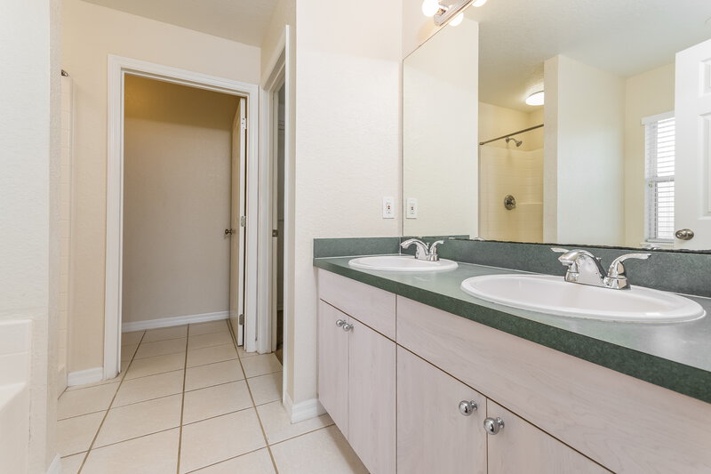 1,920/Mo, 1001 Gary Dr Saint Cloud, FL 34772 Main Bathroom View