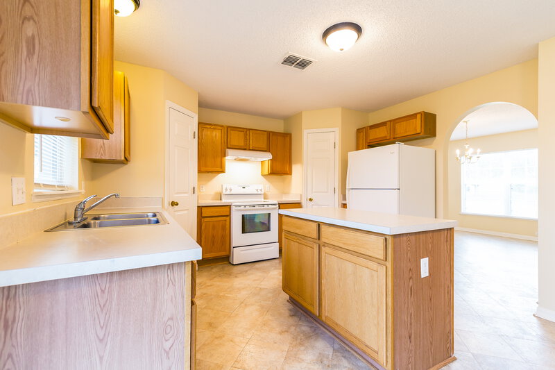2,020/Mo, 1022 Chateau Cir Minneola, FL 34715 Kitchen View