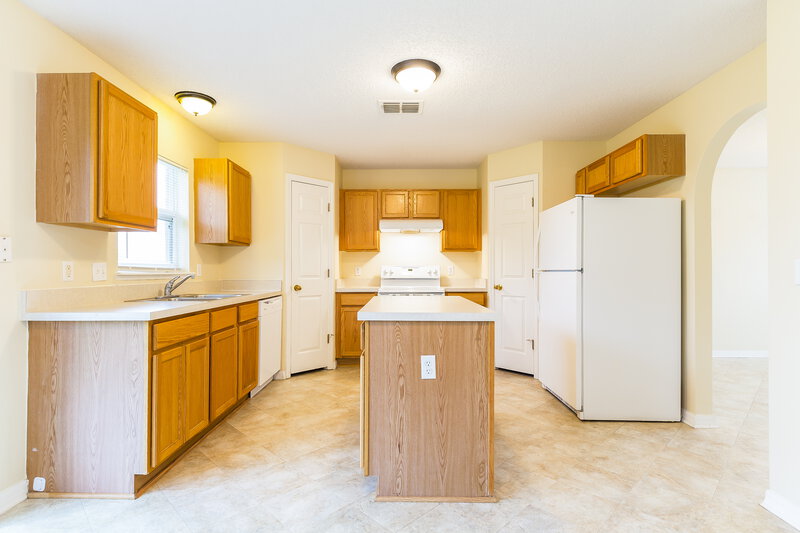 2,020/Mo, 1022 Chateau Cir Minneola, FL 34715 Kitchen View 2