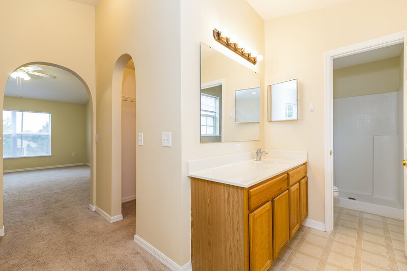 2,020/Mo, 1022 Chateau Cir Minneola, FL 34715 Master Bathroom View