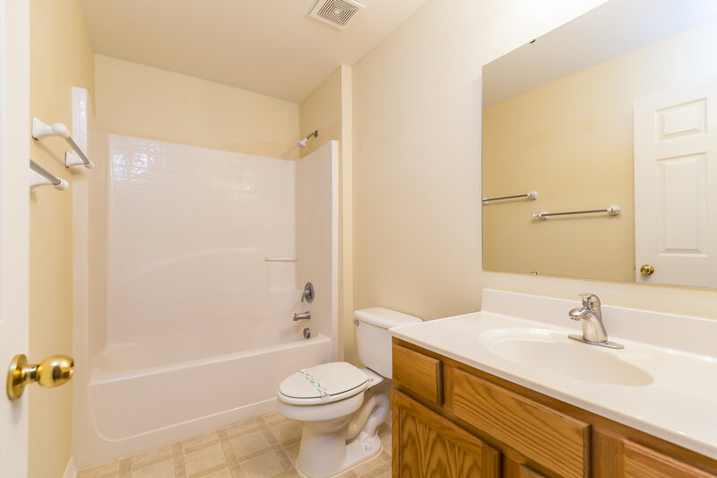 2,020/Mo, 1022 Chateau Cir Minneola, FL 34715 Bathroom View