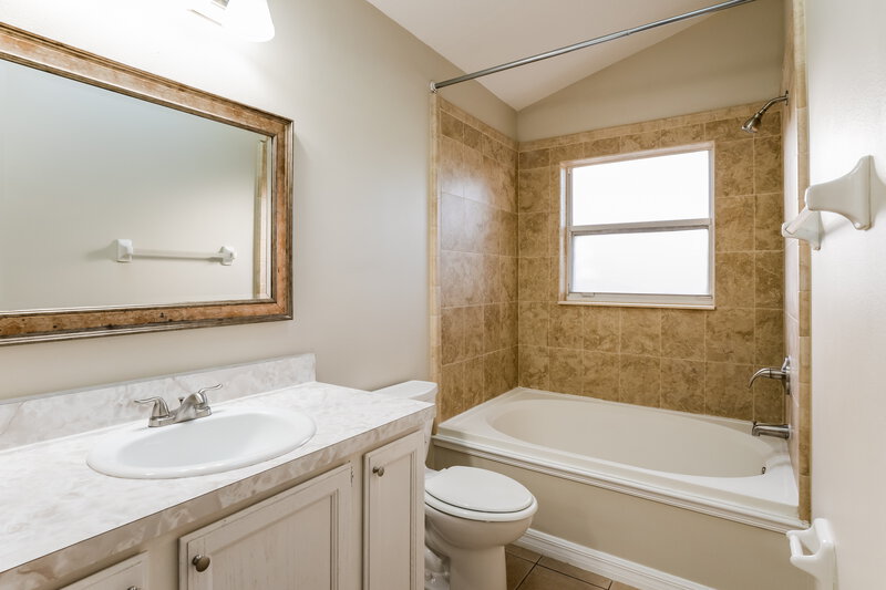 2,185/Mo, 11734 Sindlesham Ct Orlando, FL 32837 Main Bathroom View