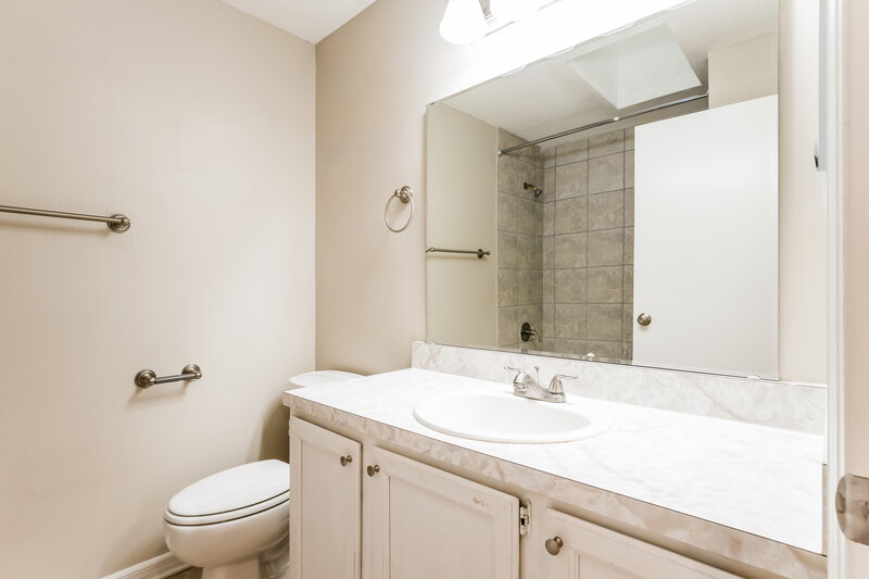 2,185/Mo, 11734 Sindlesham Ct Orlando, FL 32837 Bathroom View