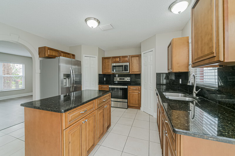 2,575/Mo, 4235 Mendenwood Ln Orlando, FL 32826 Kitchen View 2