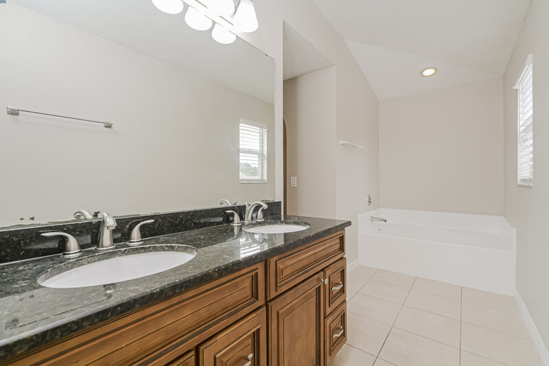 2,575/Mo, 4235 Mendenwood Ln Orlando, FL 32826 Main Bathroom View