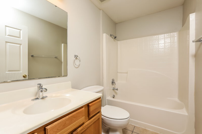 2,120/Mo, 1032 Fox Trail Ave Minneola, FL 34715 Bathroom View