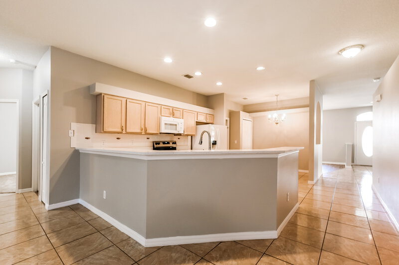 2,580/Mo, 450 Chapelwood Dr Apopka, FL 32712 Kitchen View 2