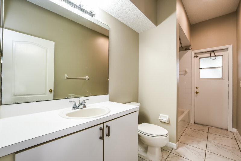 2,580/Mo, 450 Chapelwood Dr Apopka, FL 32712 Bathroom View