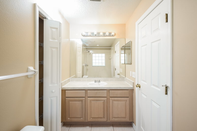 2,110/Mo, 960 Windsong Cir Apopka, FL 32703 Main Bathroom View 2
